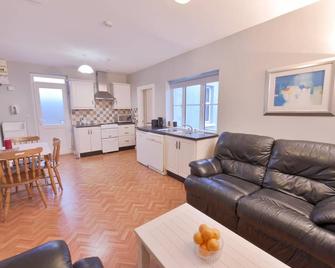 10mindrivecliffsofmoher-Cozy2br-Parking-Wifi - Lahinch - Living room