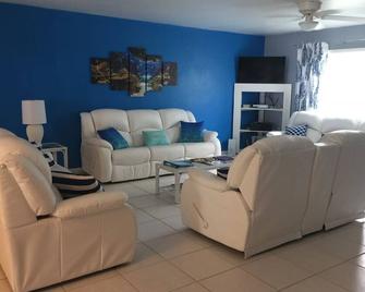 Luxury Beachfront House On Cayman Brac's Nicest Beach! Vacation Your Way! - Cayman Brac - Sala de estar