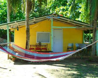 Rita Sonny Tropical Surf Cabina - Playa Junquillal - Patio