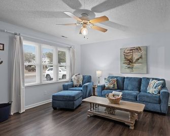 Location Walk & Bike To Ei Beaches, Restaurants, And More. Sleeps 5. - Emerald Isle - Living room