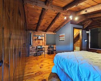 3-bedroom log cabin on horse farm in Cornville, AC, large in ground pool - Skowhegan - Habitación