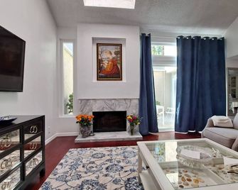 Luxury, family friendly townhouse, great neighborhood, perfect place to relax - Irvine - Living room