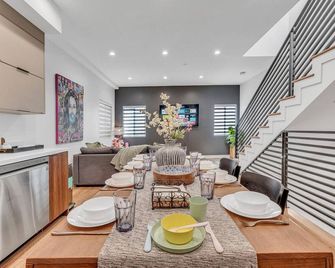 Luxe Townhome | Newly-Built - Van Nuys - Dining room
