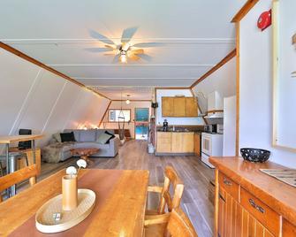 A Frame access to the river - 15 min from Mount Olwshead - Mansonville - Dining room