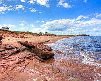 A beautiful property on the doorstep to the best beaches and ntl parks in PEI! - York - Strand