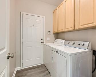 Spacious Ballantyne 5 Br: Office, Fenced Back Yard, 2 Car Garage, Pet Friendly - Charlotte - Lavandería