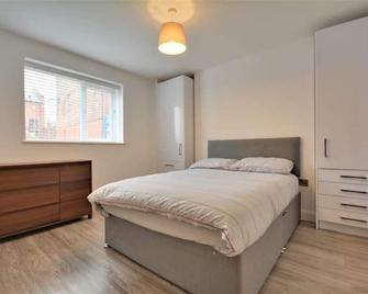 Boutique 2 Bedroom Town Centre Ground Floor Apartment - Southport - Bedroom