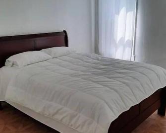 Spacious Sanctuary 1 block to train! - Brooklyn - Bedroom