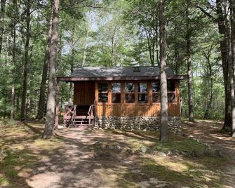 Baileys Rustic Lakehouse On Beautiful, All-Sports Tee Lake In Lewiston, MI - Lewiston - Edificio