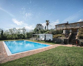 Ampio appartamento completamente rinnovato con vista piscina e jacuzzi - Segromigno in Monte - Piscina