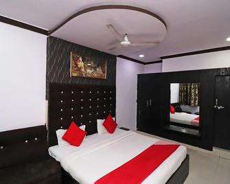 OYO 43850 Hotel Mn Galaxy - Rewa - Bedroom