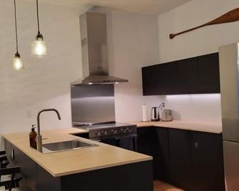3 Bedroom A - Cozy Two Level Waterfront Cottage/Walking Distance to Beaches - Ucluelet - Kitchen