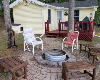 Higgins Lakefront Cozy Beach House with Private Boat Mooring Onsite - Brass Bell - Roscommon - Patio