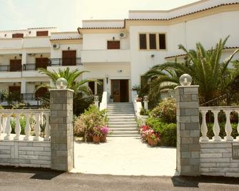 Belle Helene Hotel - Agios Georgios Pagon - Edificio