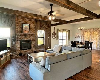 Dove Haus at the Double Diamond Ranch - Bellville - Wohnzimmer