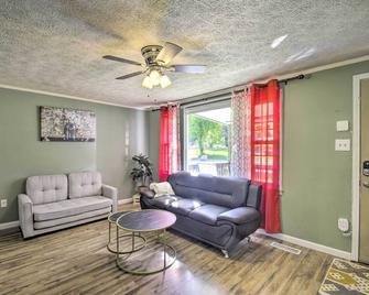 Dog-Friendly Fayetteville Home with Hot Tub! - Fayetteville - Living room