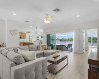Heaven Found! Stunning River Views & Pool - Villa Island Sunset - Roelens Vacations - Fort Myers - Sala de estar