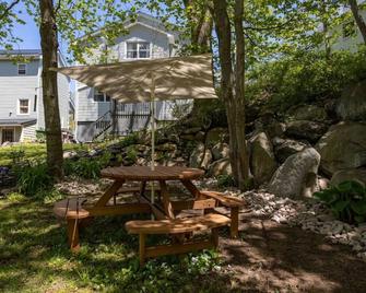 Urban Oasis - tranquil, relaxing backyard & garden - Dartmouth - Patio