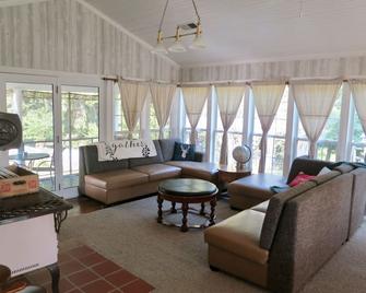 The Homestead, at Nine Pines Farm - Hot Tub and Walking Trails - Nelsonville - Living room