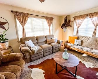 Stay Awhile in Smithville - Smithville - Sala de estar