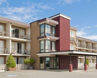 Travelodge by Wyndham Nanaimo - Nanaimo - Building