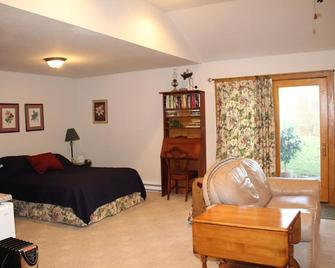 Beautiful Garden Apartment Easy Access to Akron, Cleveland, and Amish Country - Norton - Bedroom