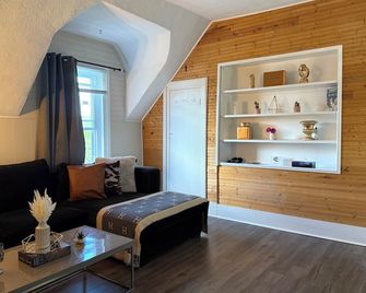 Charming Waterfront Loft + Nearshops+scenic - Quinte West - Living room