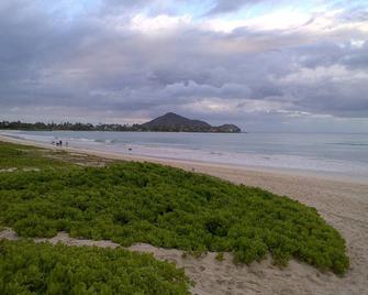 Kailua Beachside, 2 Houses off beach, 2bed/2bath, Sleeps 8, Ocean & Mtn Views - Kailua - Playa