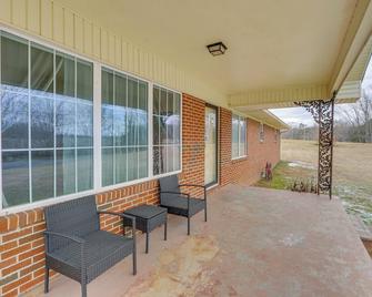 2 Mi to Town: Rustic East Tennessee Home! - Etowah - Patio