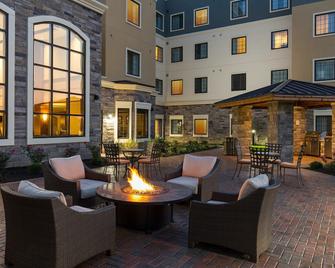 Great For Business Travelers! King Suite With Free Breakfast + Shared Pool & Gym - Folsom - Innenhof