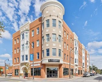 Prime Downtown Fuquay Condo - Walk to Dining & Breweries - Free Parking - Fuquay-Varina - Edificio