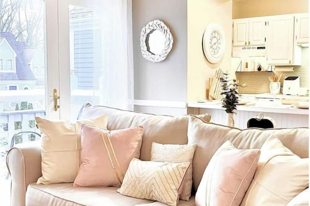 Luxury Villa- 3 mins to Mohegan- Fully Stocked with Fireplace- Jacuzzi, Saltwater Pools, Sauna - Norwich - Living room