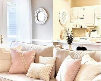 Luxury Villa- 3 mins to Mohegan- Fully Stocked with Fireplace- Jacuzzi, Saltwater Pools, Sauna - Norwich - Living room