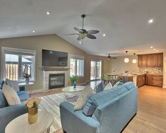 The Queen's Cottage - Grand Bend - Living room
