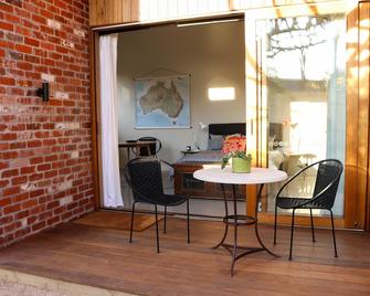 Inner city garden studio in the heart of Footscray - Footscray - Dining room