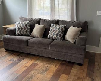 Family friendly home, within walking distance of downtown and rodeo grounds. - Pendleton - Sala de estar