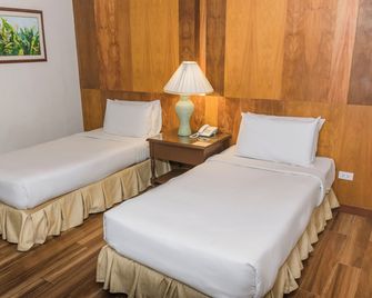 LA Fiesta Hotel - Iloilo City - Schlafzimmer