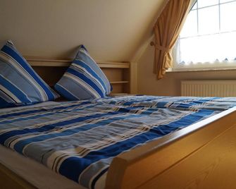 Haus Katharina 1 - Holiday apartment in Cuxhaven for up to 4 people - Cuxhaven - Schlafzimmer