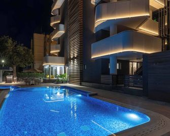Elegant 1BR Suite w/ Balcony & King Bed – Germasogeia Tourist Area, Limassol - Germasogeia - Piscina