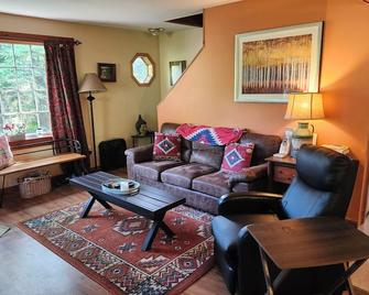 6 Acres Of River Front Heaven, now booking for fall 2024 - Bradford - Living room
