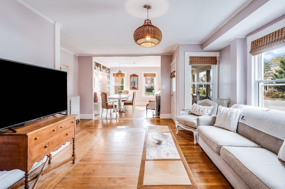 Lovely & Light-Filled Victorian Townhouse With Luxury Amenities - Mystic - Living room