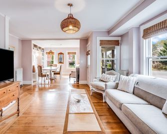 Lovely & Light-Filled Victorian Townhouse With Luxury Amenities - Mystic - Living room