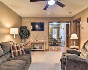 Serene Orchard Park Apartment Large Yard and Patio! - Orchard Park - Living room