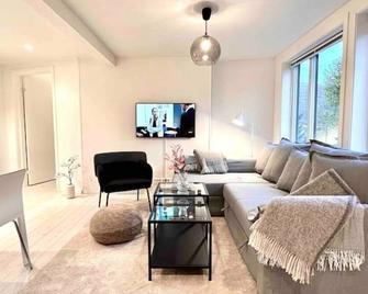 Central Gem: 2 Elektriske Biler, 2/3 Bdrm Familievennlig Tromsø Apt - Tromsø - Living room