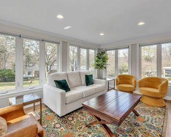 Upscale Escape Game Room & Spa-like Baths 4 Bedroom Home - Richmond - Living room