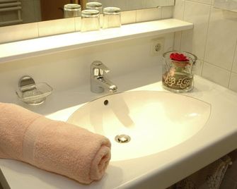 Pension Christophorus Hotel Garni - Parthenen - Bathroom