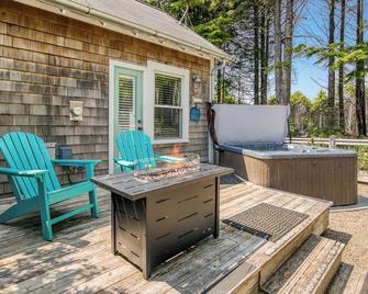 Cozy Seabrook Cabin- Private Yard & HotTub, Dogs OK, 15min. walk to town & beach - Pacific Beach - Patio