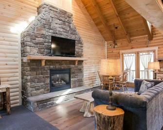 Luxury Cabin Suite only 1/2 Mile to Berlin Ohio - Berlin - Wohnzimmer