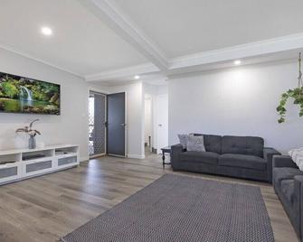 Absolute waterfront, absolute bliss. R&T's riverfront property. Pet friendly! - Mannum - Sala de estar