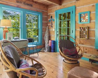 Grandpa Dans Cabin Mtn River view 34 acre retreat - Marshall - Sala de estar